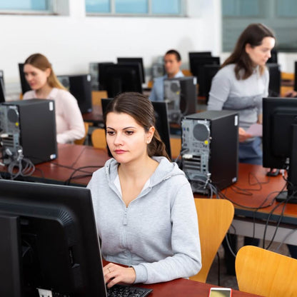 El equipo de Rating Leader y usuarios reales se centraron en ordenadores de sobremesa en una oficina informática moderna