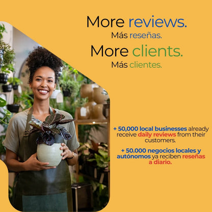 Mujer sonriente en una tienda de plantas sosteniendo una planta en maceta con texto sobre obtener más reseñas y clientes con Rating Leader