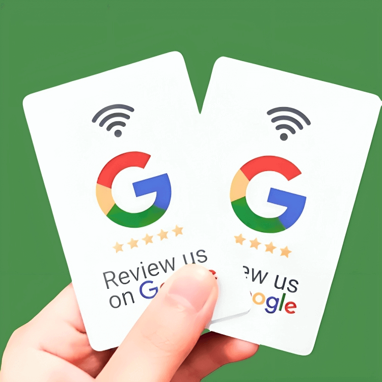 Mano sosteniendo dos tarjetas NFC para reseñas Google, cinco estrellas y el texto déjanos tu reseña en Google