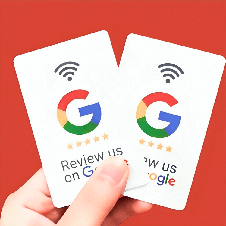 Mano sosteniendo dos tarjetas NFC para solicitud de reseñas Google
