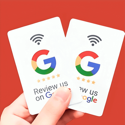 Mano sosteniendo dos tarjetas NFC para solicitud de reseñas Google